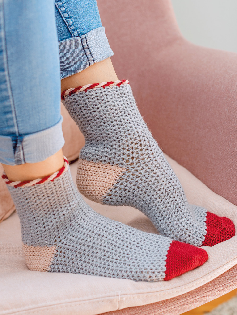 Gehäkelte Socken im Dreifarben-Design Rot, Rosa und Grau Modellansicht Bild 1: Gehäkelte Socken im Dreifarben-Design Rot, Rosa und Grau