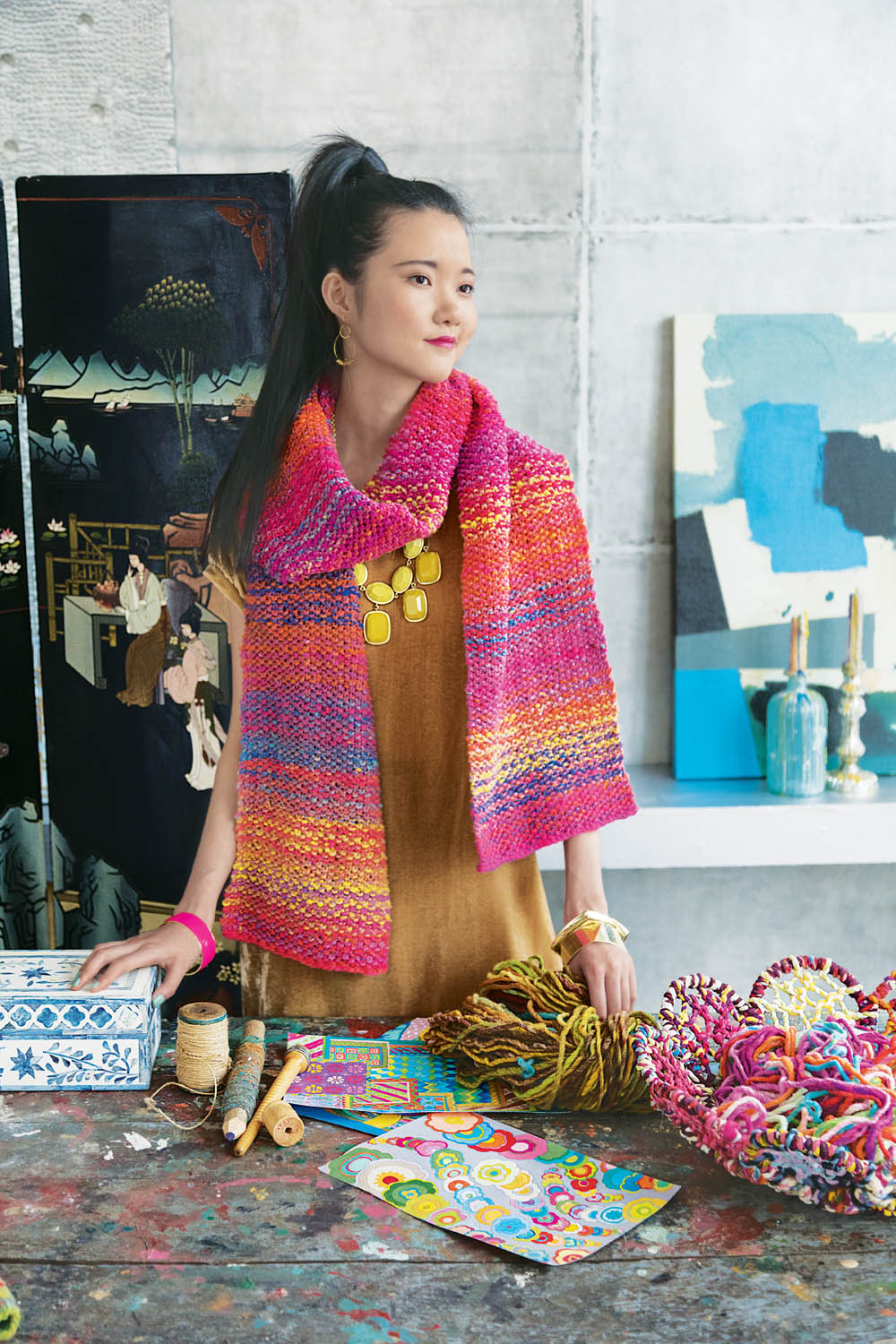 Farbenfroher, handgestrickter Schal in Fuchsia und Orange; modische DIY-Optik mit kreativem Flair.