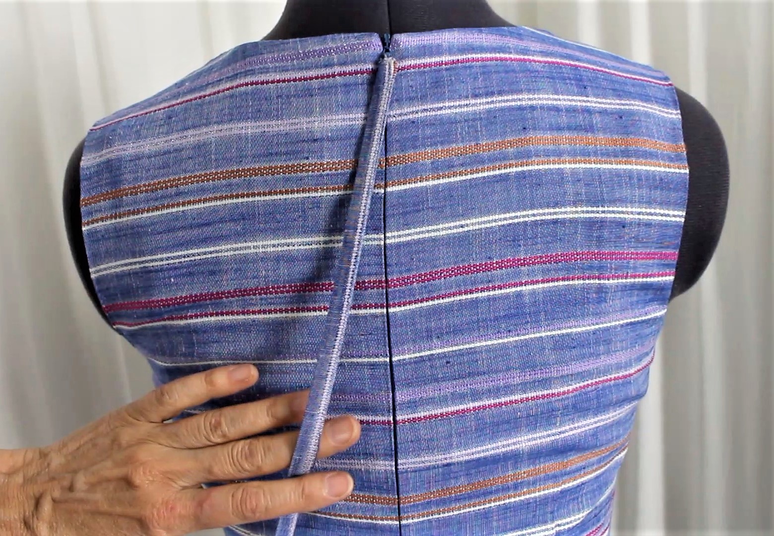 Modisches Oberteil in blau-lila, handgemacht, feine Streifen, DIY-Stil, eleganter Schnitt.