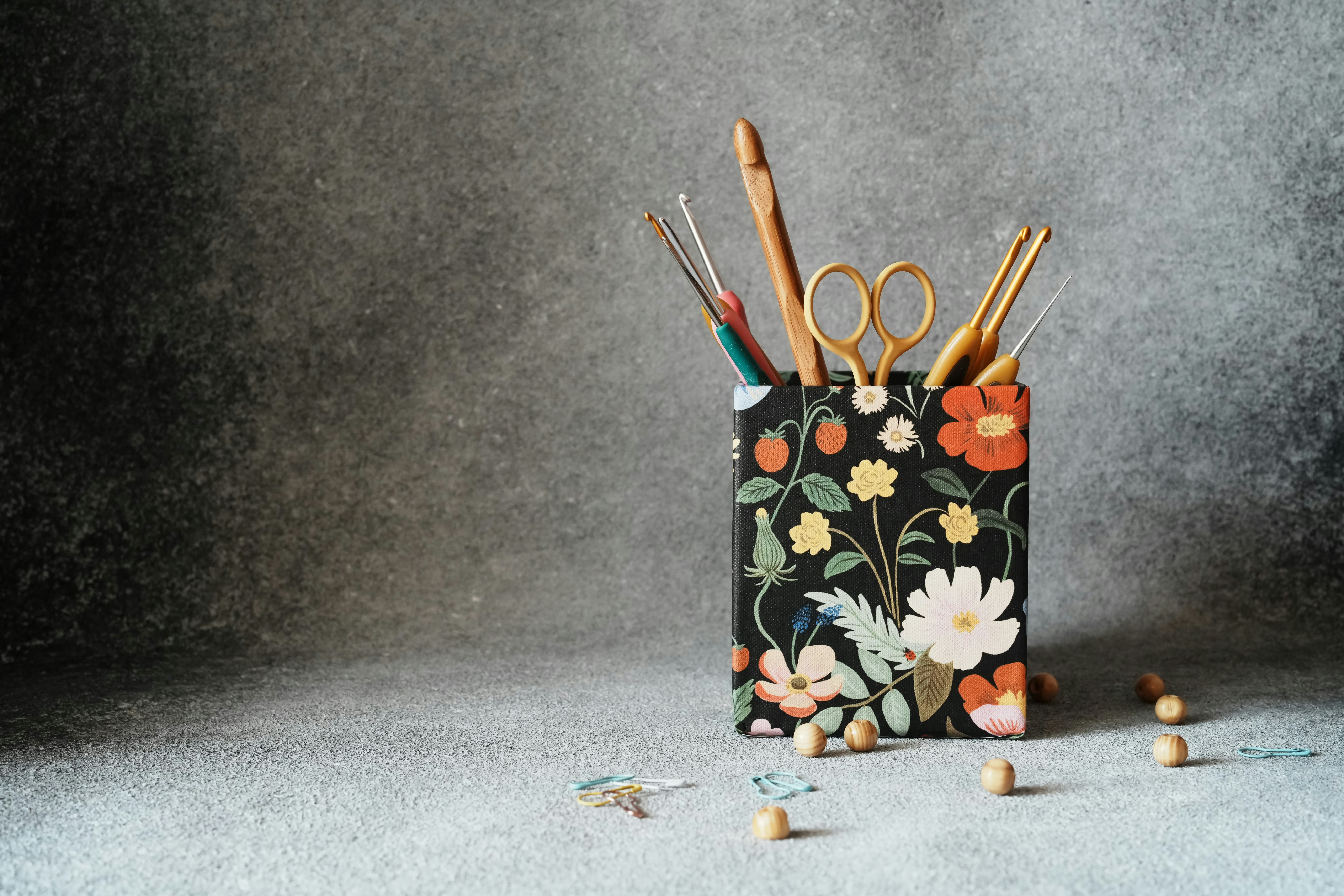 Schwarz, blumiges Muster, modisch; ideal für DIY-Projekte und Handarbeit.