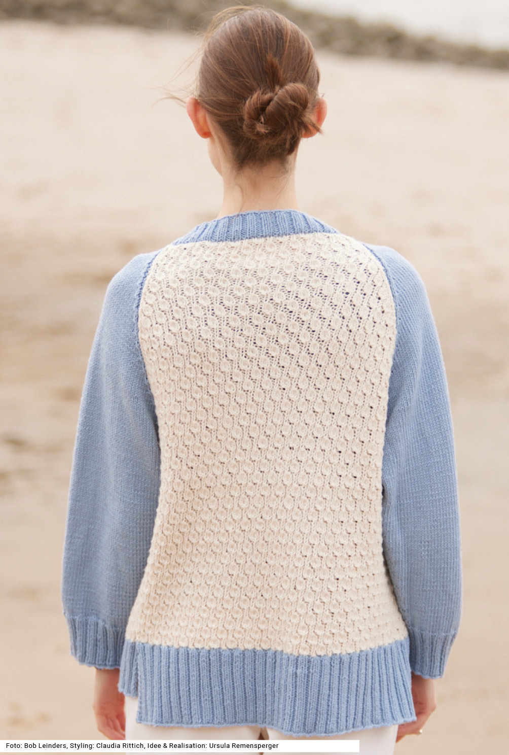 Modellansicht Bild 5: Zweifarbige Raglanjacke in Hellblau und Weiß