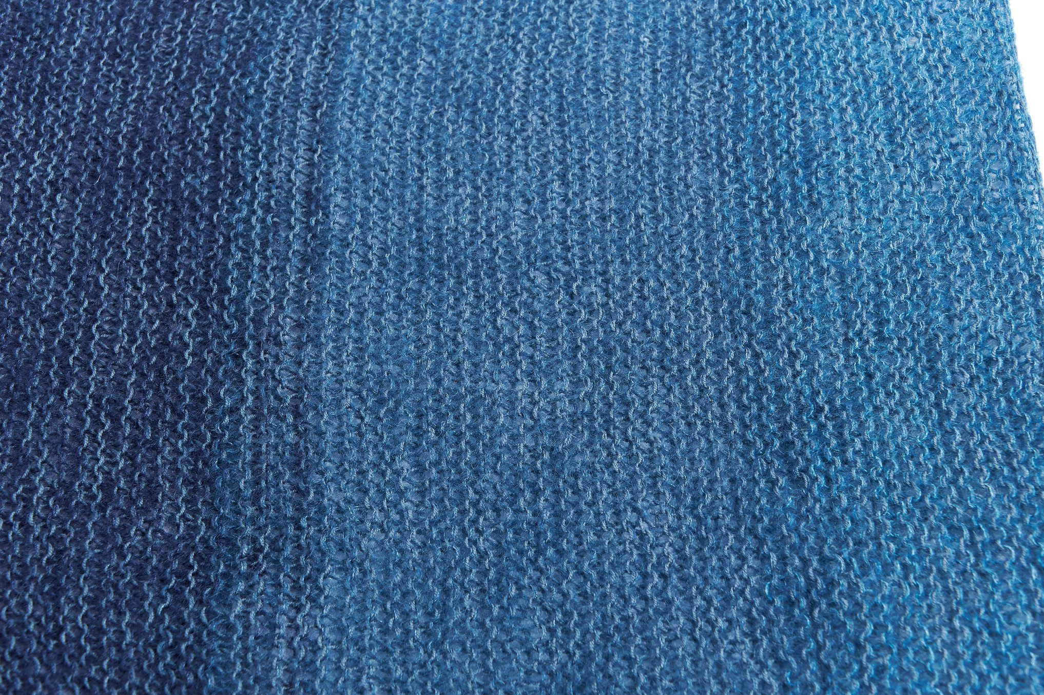 Modisches, handgemachtes Strickmuster in Blautönen; elegante Textur, DIY-Charme.