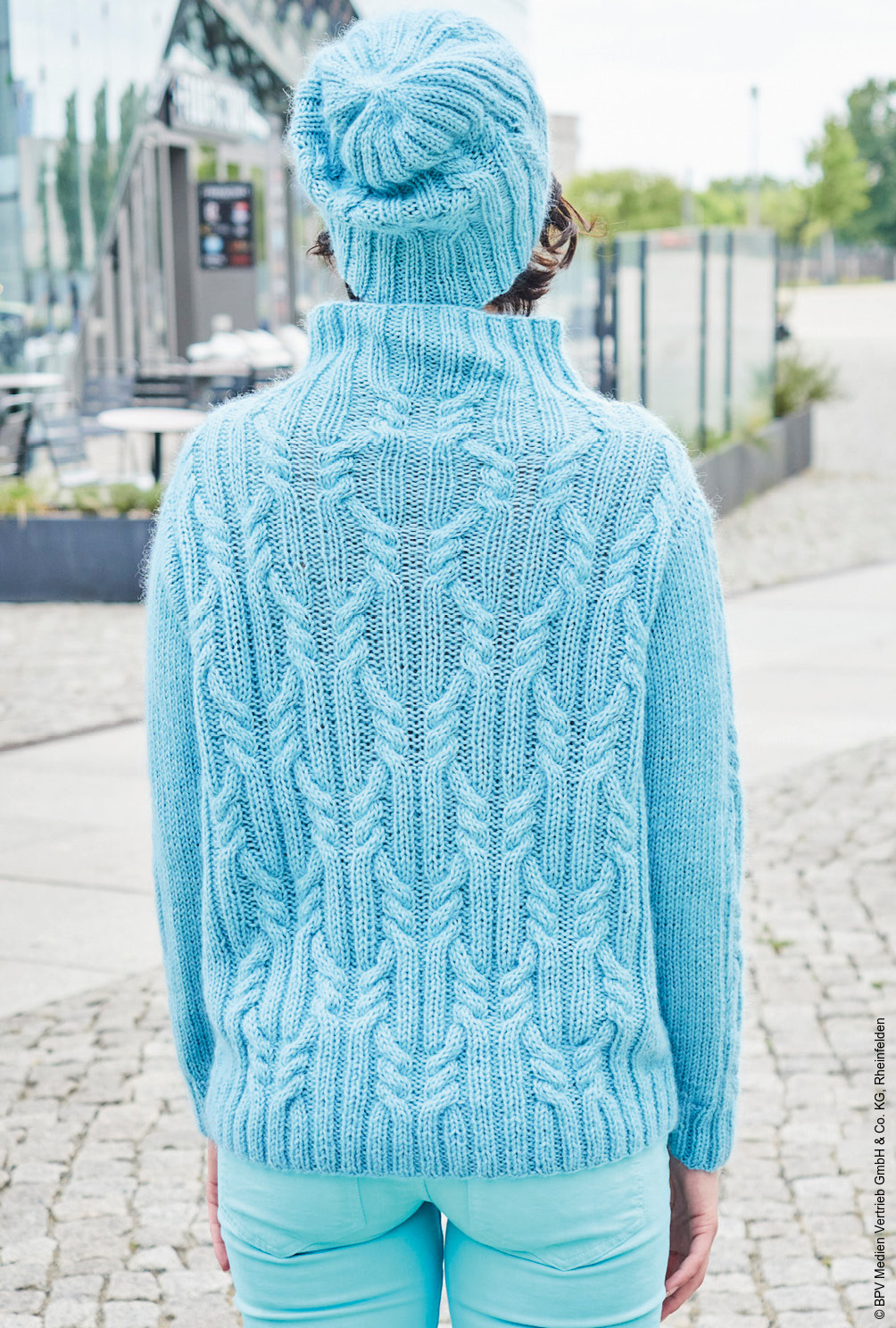 Modellansicht Bild 5: Zopfpulli mit Stehkragen und Mütze in Hellblau