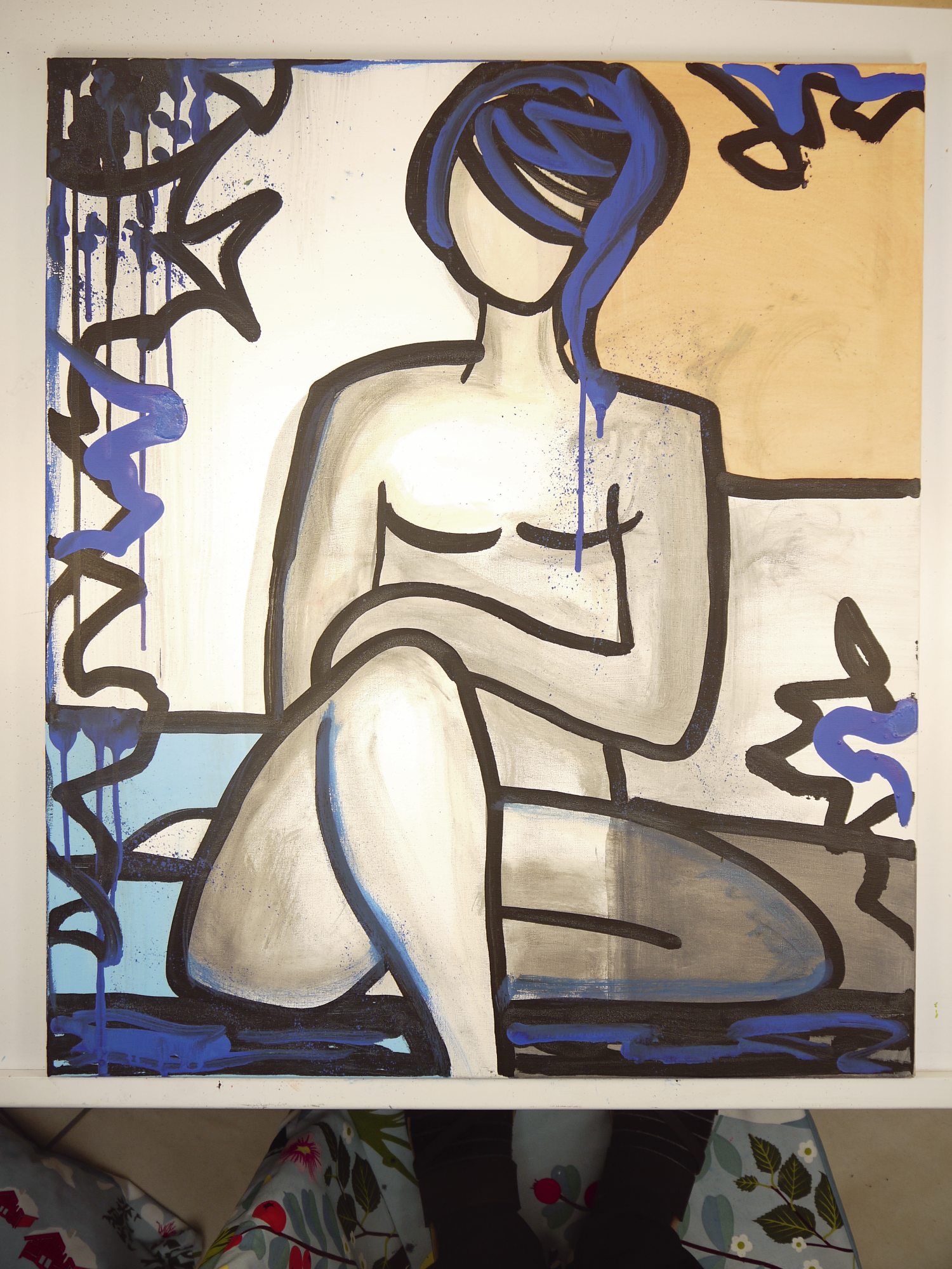 Blauer Akzent, fließende Linien, klare Konturen; moderne, künstlerische Darstellung. Handarbeit.