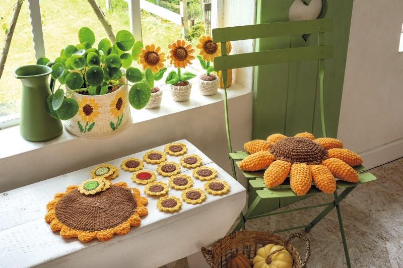 Geschmackvolle, handgemachte, gehäkelte Sonnenblumen-Deko in warmen Gelb- und Brauntönen, DIY-Look.