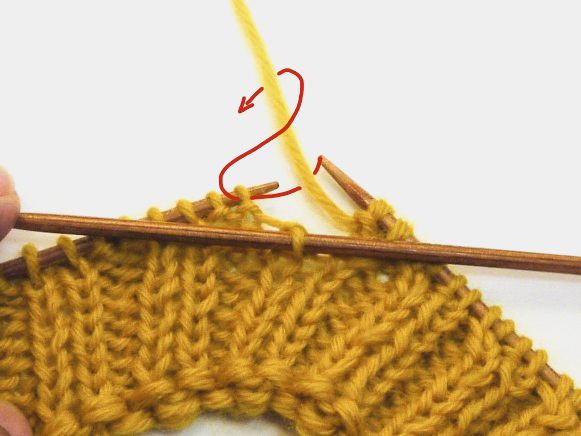 Gelbes, handgemachtes Strickmuster, detailreich, mit Holzstricknadeln. Modisch und kreativ.