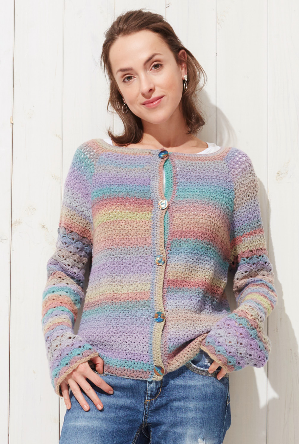 Modellansicht Bild 2: Lässige Häkeljacke mit Trompetenärmeln und Farbverlauf