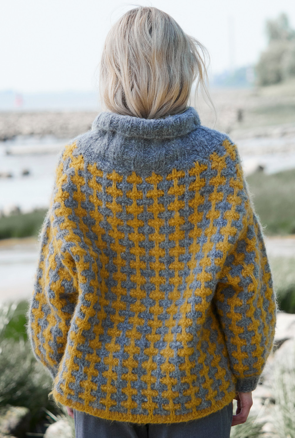 Modellansicht Bild 7: Pulli mit Hebemaschenmuster in Grau und Ocker