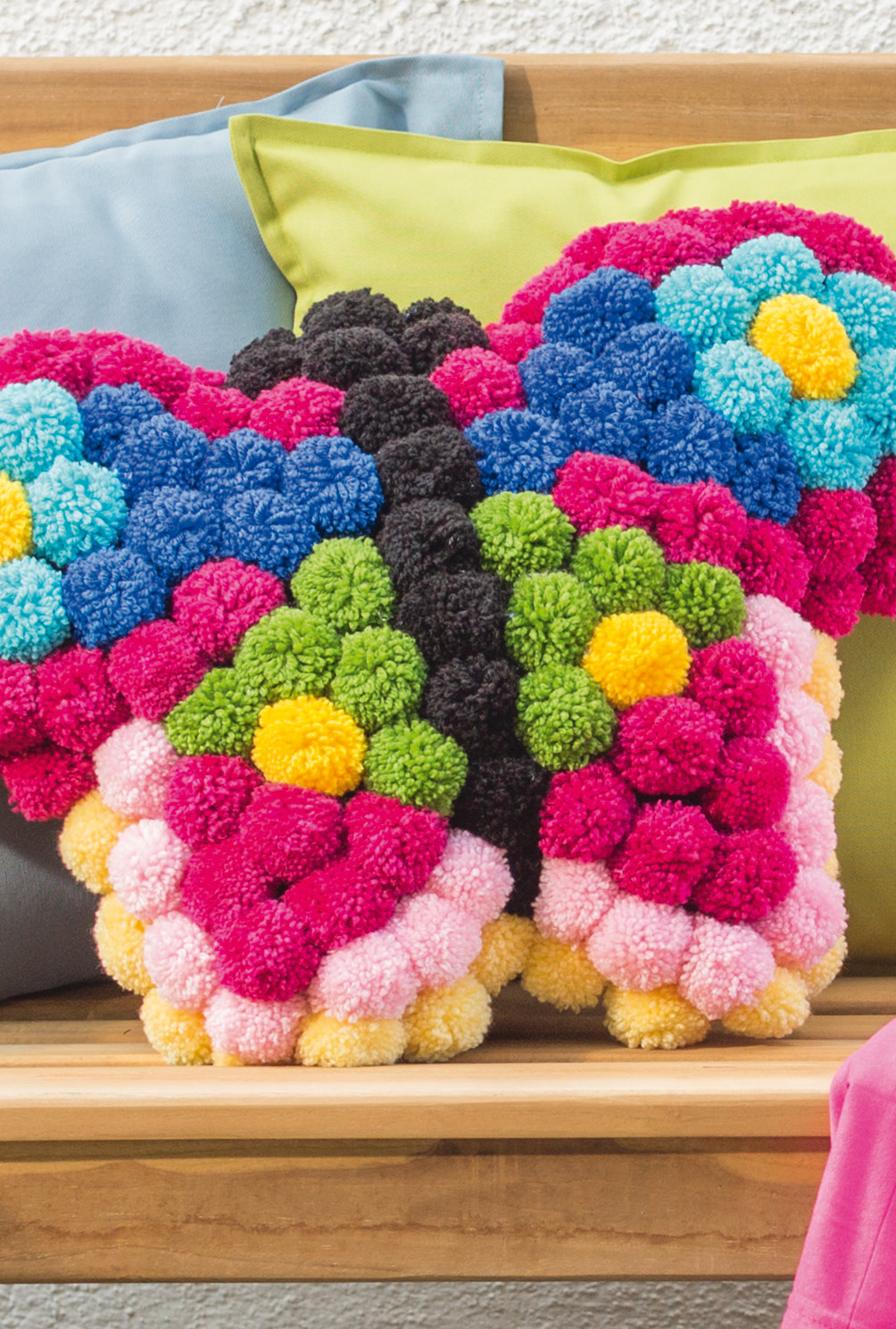 Modellansicht Bild 4: Schmetterlingskissen aus kunterbunten Pompons