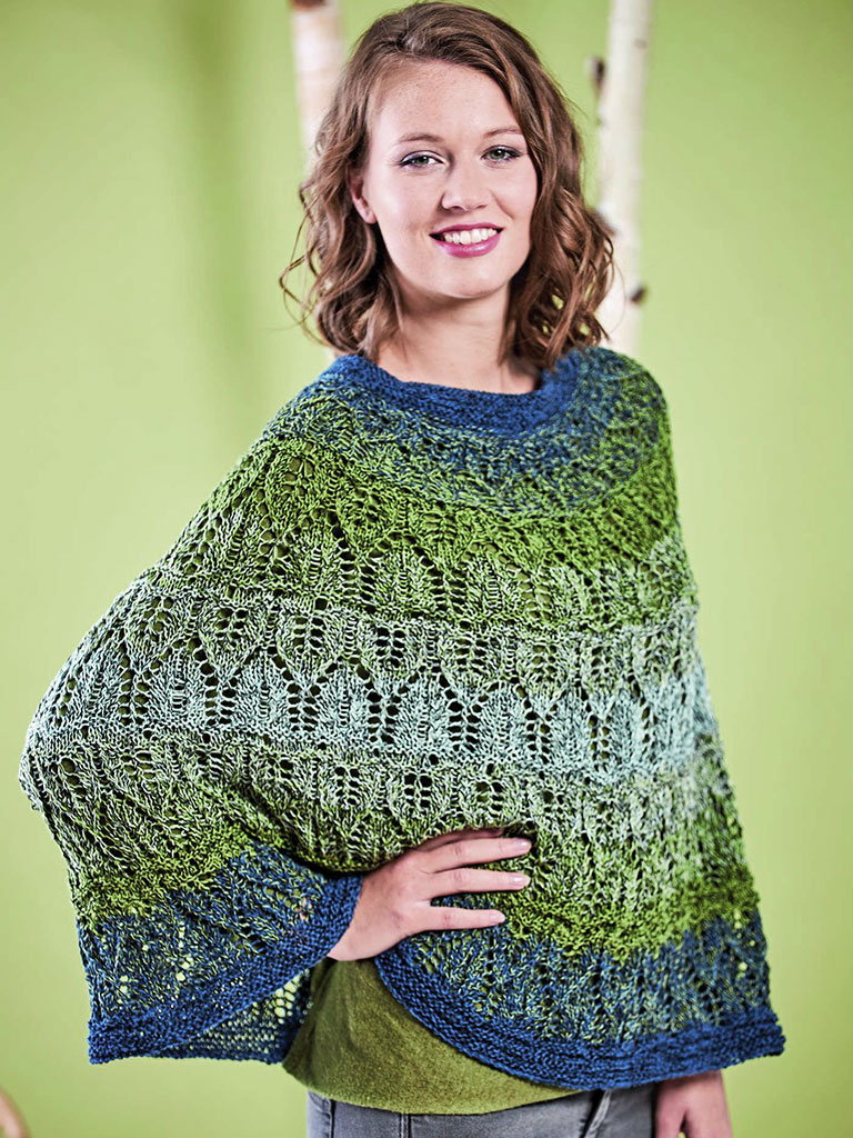 Woolly Hugs Poncho mit einem herrlichen Farbverlauf und gestricktem Lochmuster