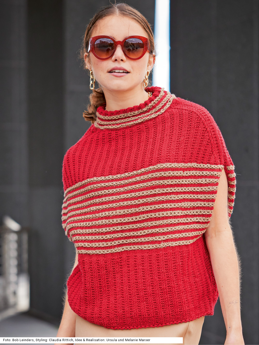 Modellansicht Bild 1: Pullunder mit Musterstreifen in Rot und Karamellbeige