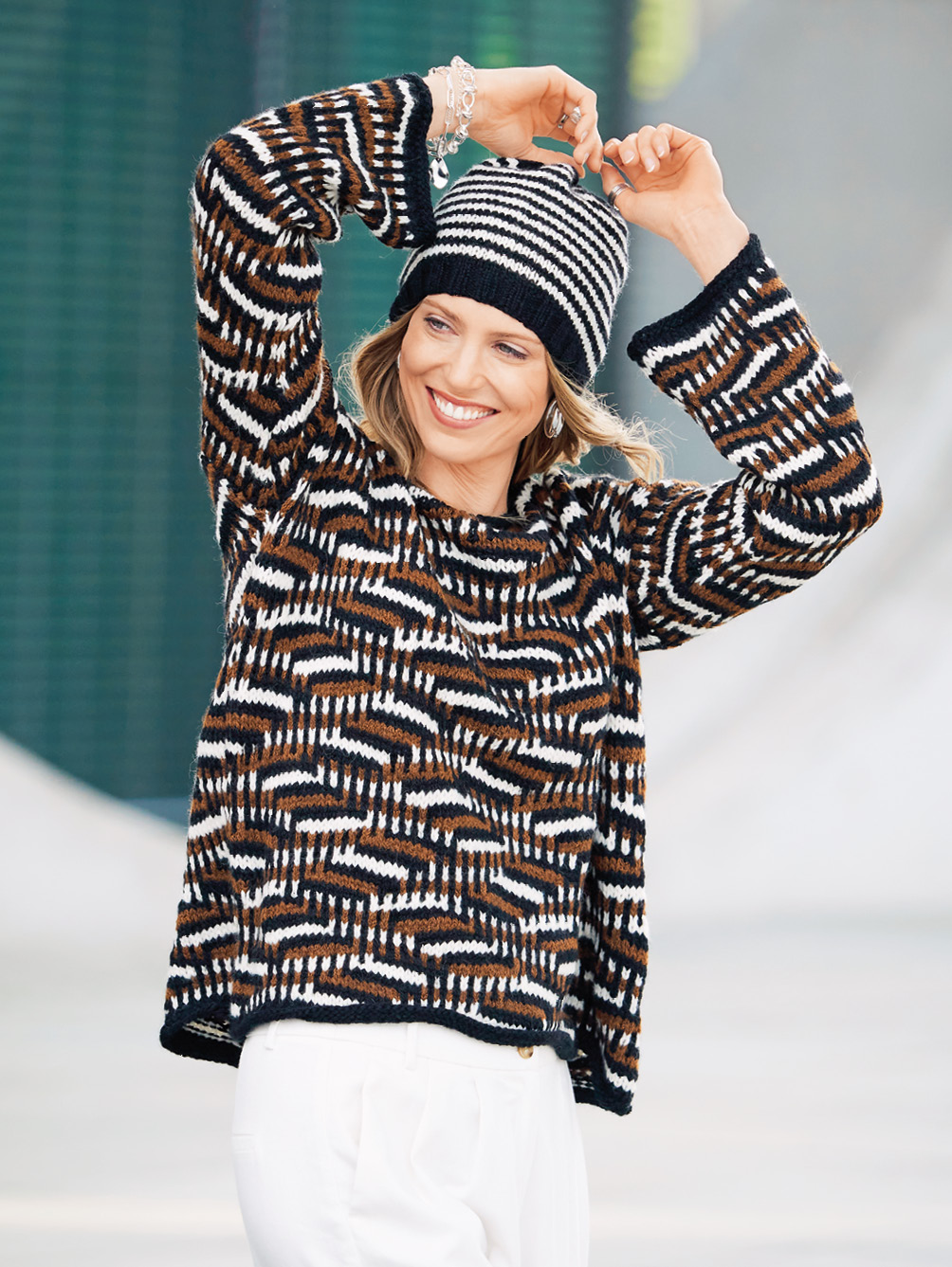 Modellansicht Bild 1: Pulli und Mütze im Hebemaschenmuster