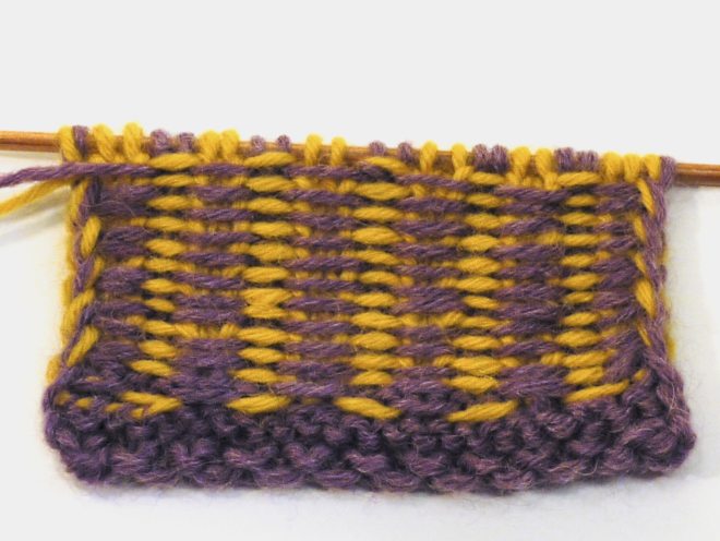 Lila-gelbes, gestreiftes Strickmuster, handgemacht, lebendige Farbgebung.