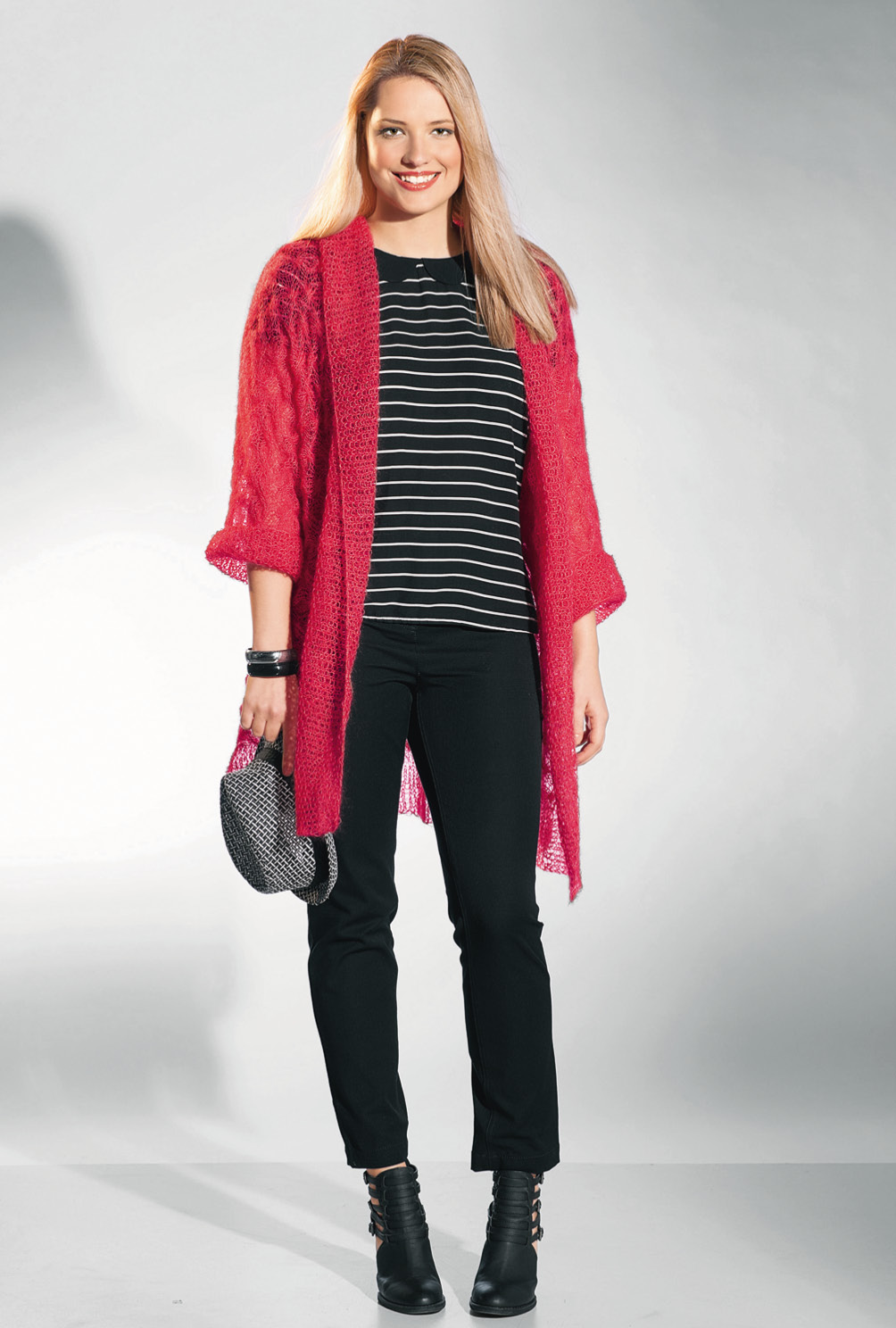Quer getrickte rote Mohairjacke mit Zopfmuster