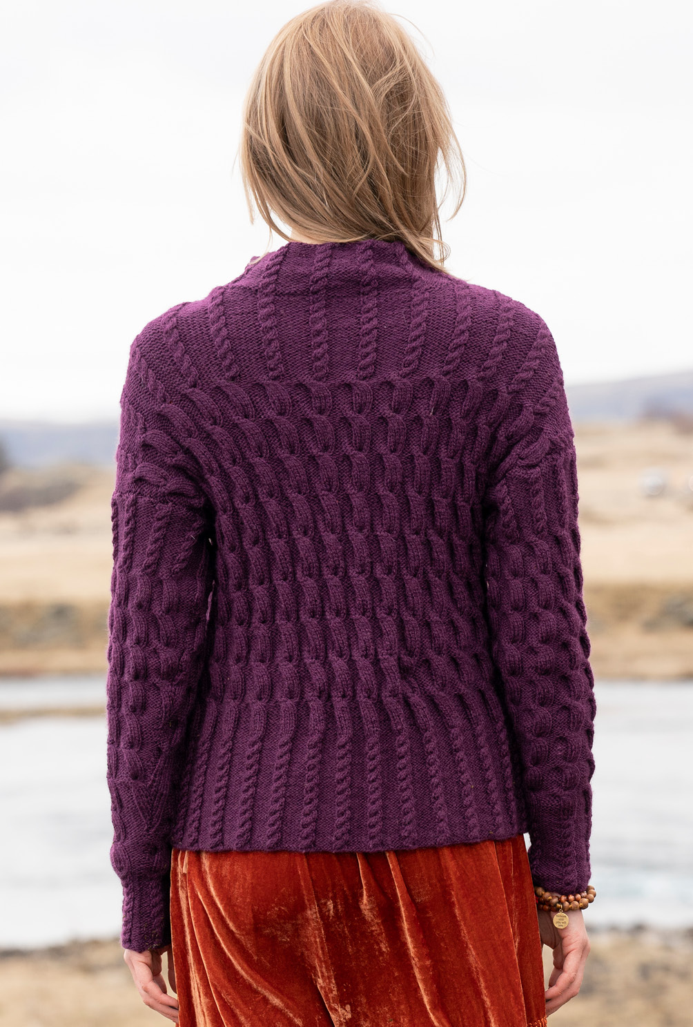 Modellansicht Bild 5: Pulli im Zopfmuster