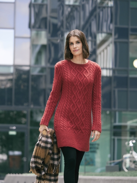 Roter, gestrickter Pullover mit Zopfmuster. Figurbetont und handgemacht. Modische Originalität.