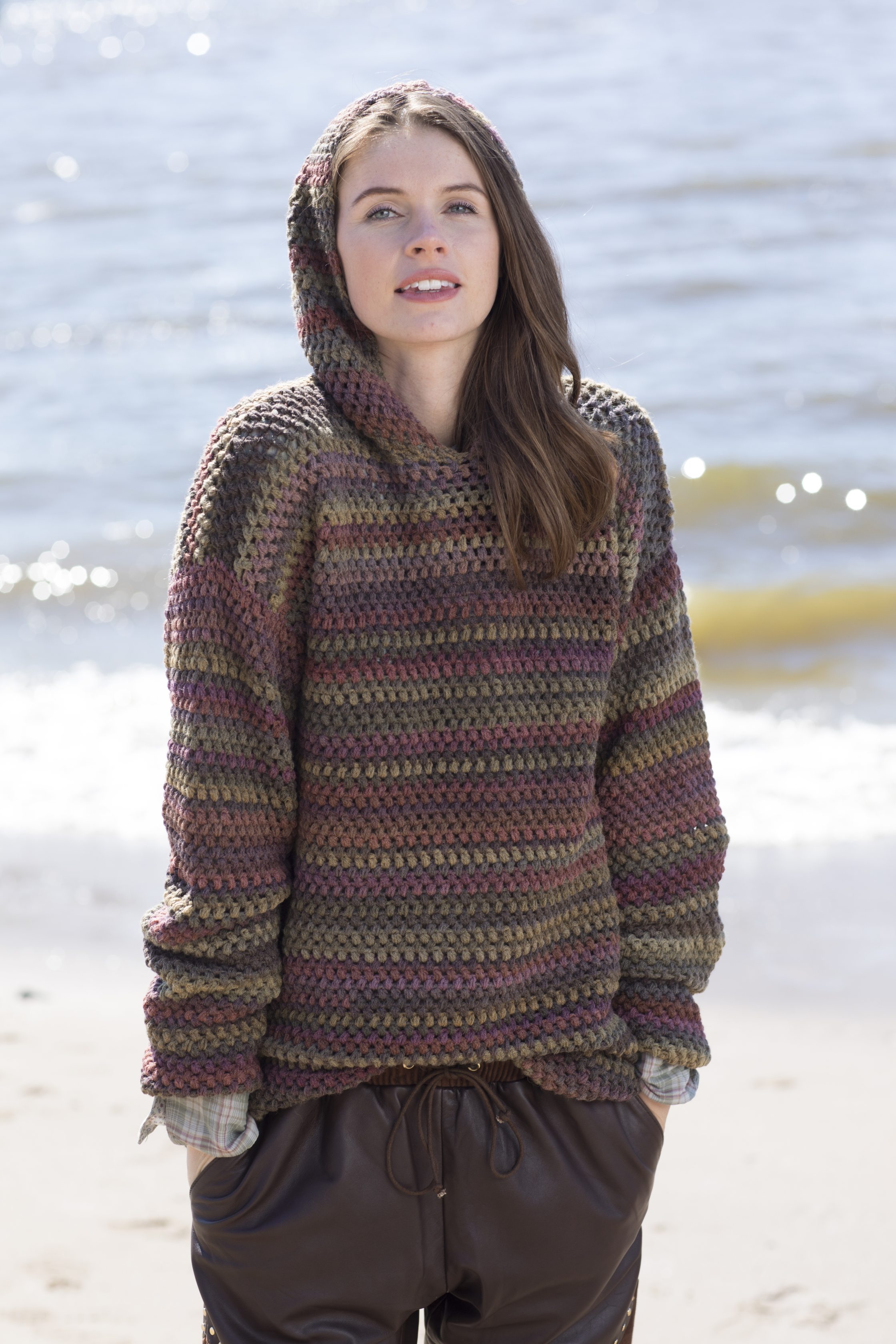 Modellansicht Bild 3: Lässiger Kapuzenpulli mit Büschelmaschen gehäkelt