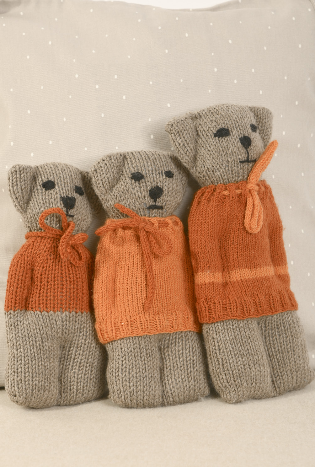 Strick-Set aus Babymütze, -pulli, -hose und Kuschelteddyfamilie in Graubraun