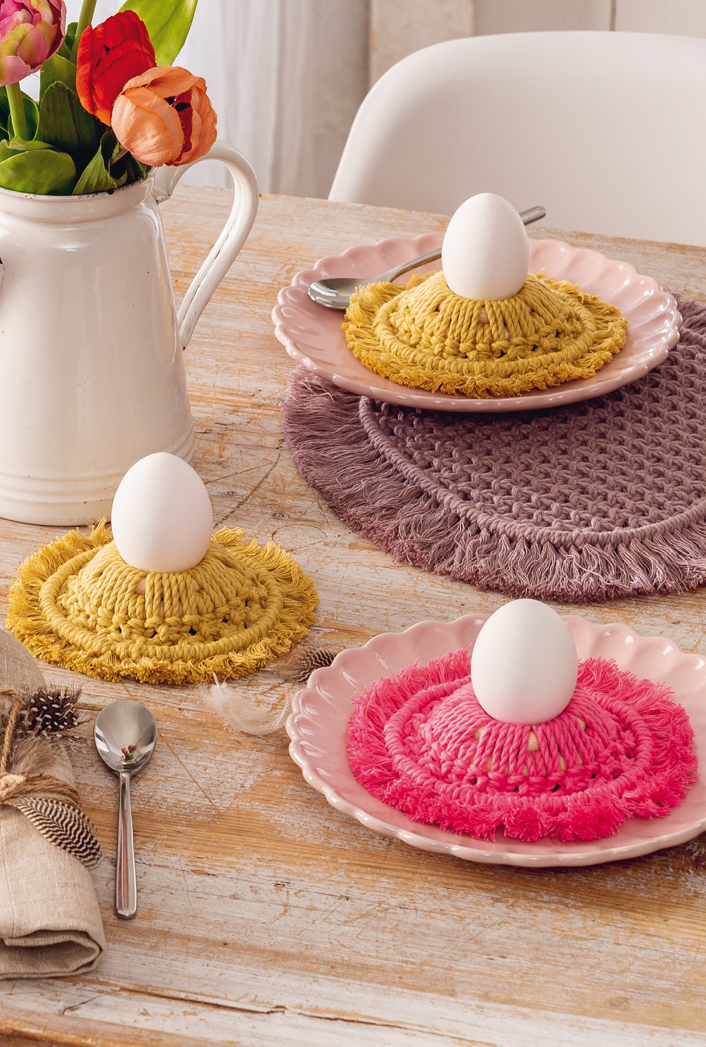 Modellansicht Bild 4: Makramee-Set aus Eierbechern und Tischset in Pink, Flieder und Gelb