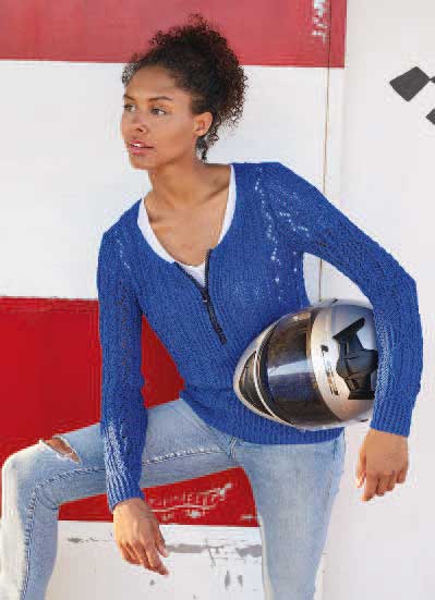 Blauer, gestrickter Pullover mit Reißverschluss, weißes Shirt darunter. Jeans mit modernem, lässigem Schnitt.