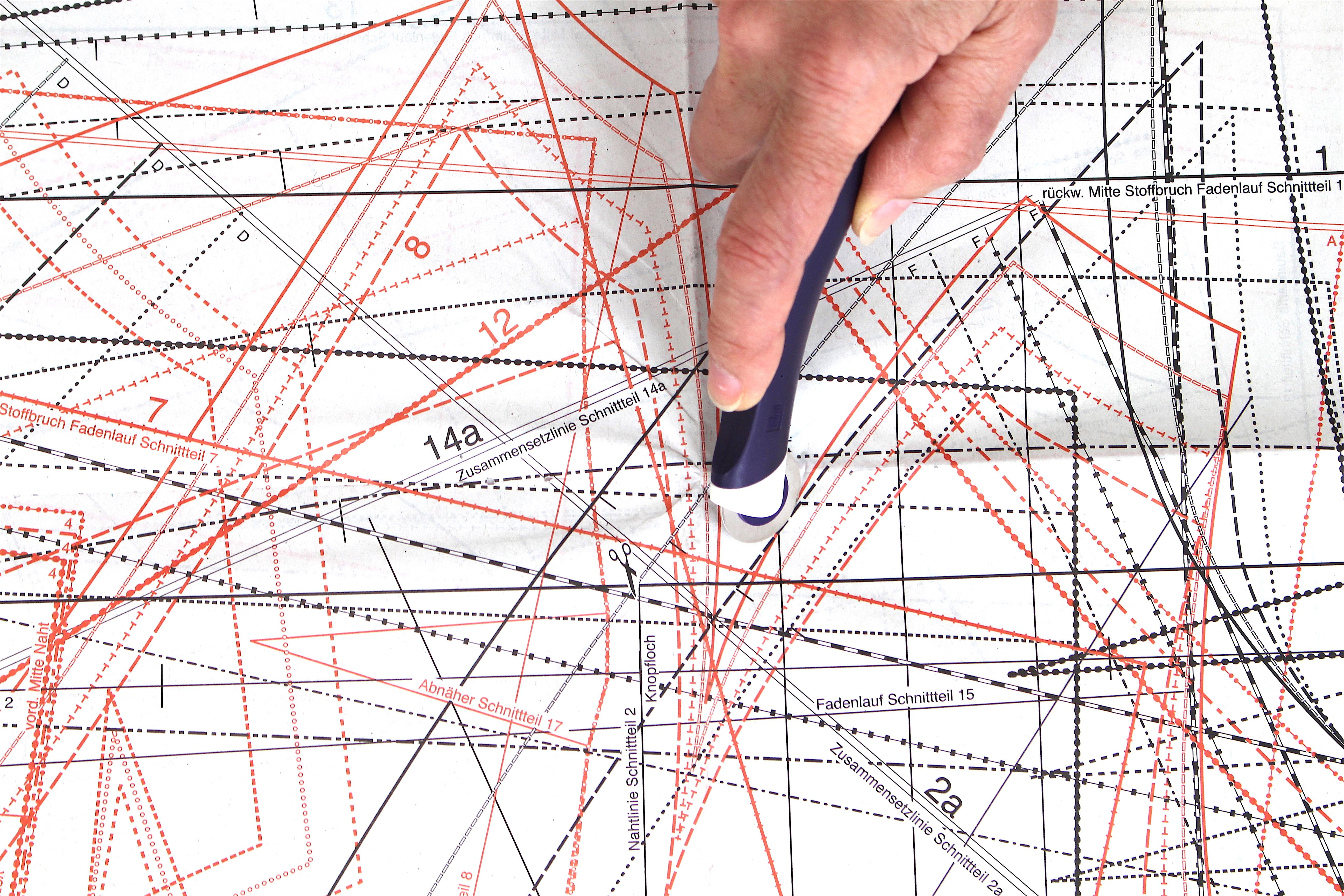 Komplexe Linien in Rot/Schwarz auf Papier, geometrische Muster, handgemacht, DIY.