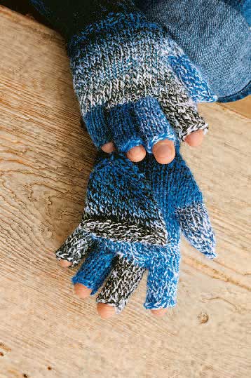 Blaue, graue und weiße Farbmischung, gestrickt, fingerlos, handgemacht, ideal für modischen Winterlook.