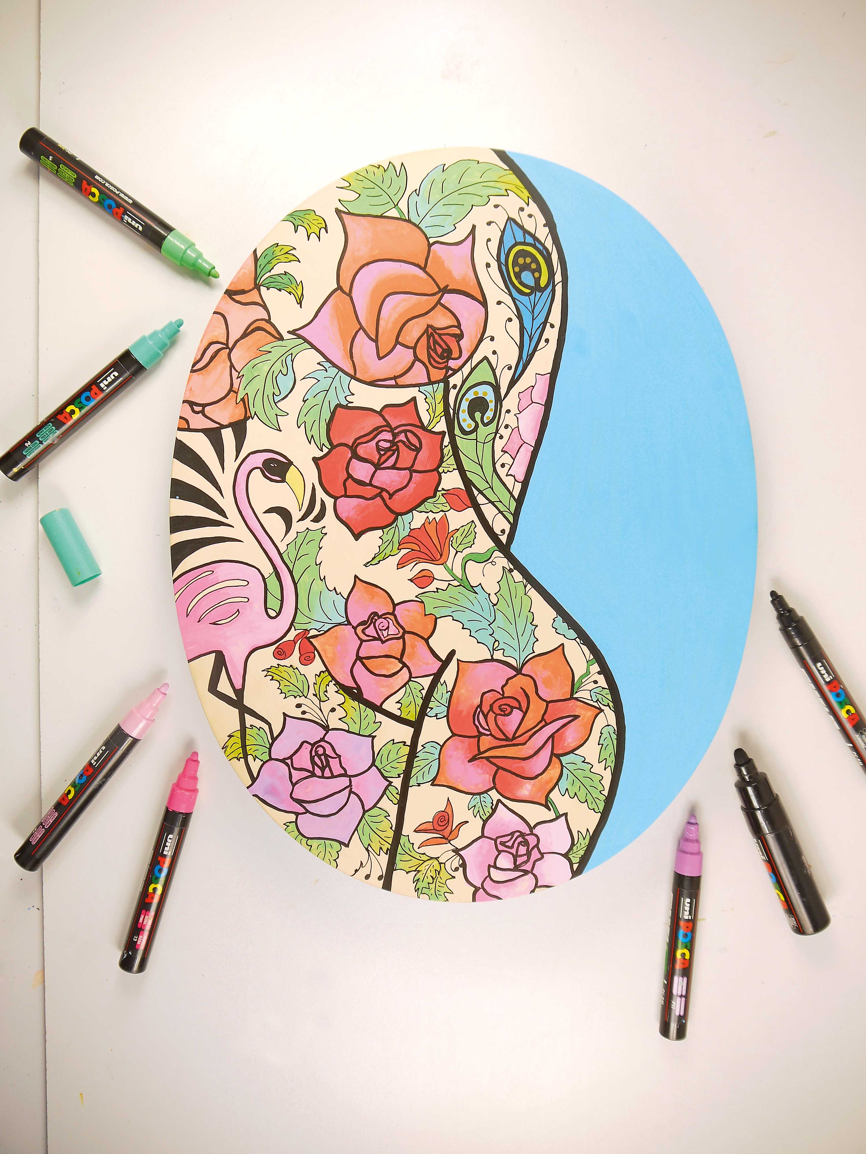 Bunte Muster mit Rosen und Flamingos, handgemacht, einzigartig, kunstvoll gestaltet, modisches DIY-Kunstwerk.