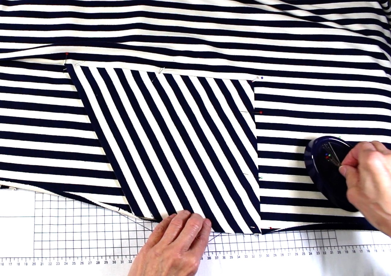 Modische, selbstgemachte Kleidung mit maritimen, diagonal gestreiften Mustern. Kreativer DIY-Stil.