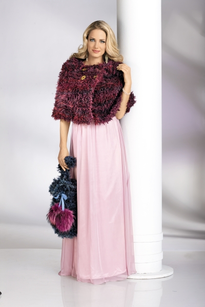 Helles rosa Kleid, weite A-Linie. Flauschige, selbstgemachte Strickjacke in Lila und Tasche im gleichen Muster.