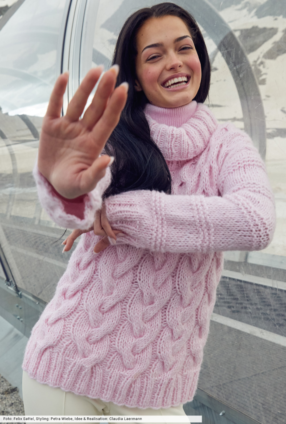 Modellansicht Bild 2: Mustermixpulli mit Zopf- und Wabenstrukturen
