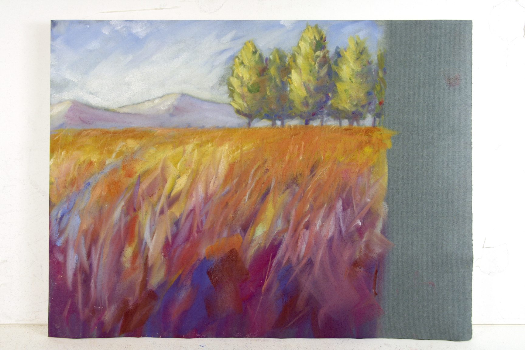 Lebendige, bunte Kleidungsstücke mit abstrakten Mustern und sanften Farbübergängen, handgemachte Ästhetik.