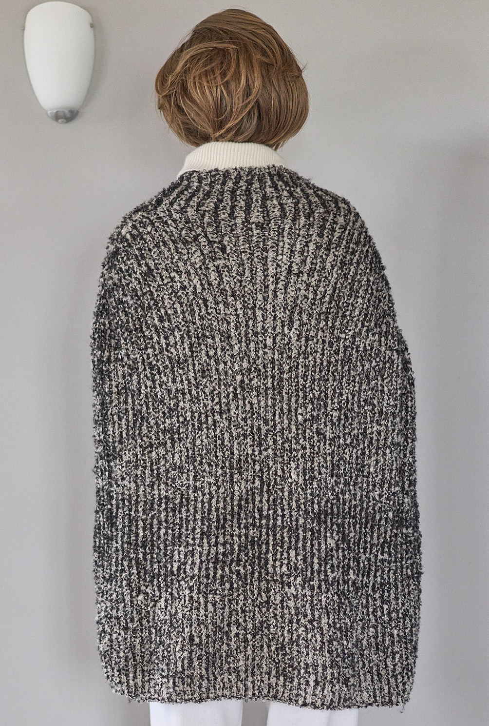 Modellansicht Bild 6: Zweifarbiger Poncho in Beige und Schwarz