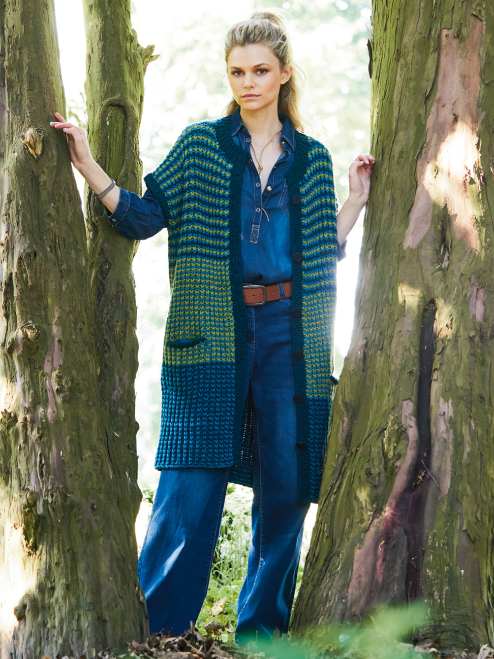 Modellansicht Bild 1: Gestreifte lange Weste in Petrol und Grün