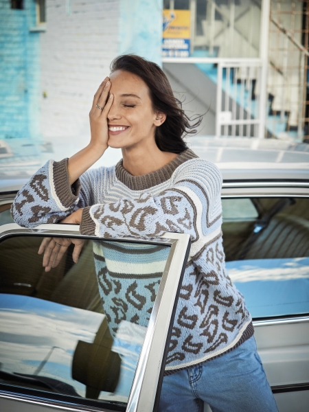 Blau-grauer, gemusterter Pullover im Strick-Look, mit lässigem Schnitt und DIY-Charakter.