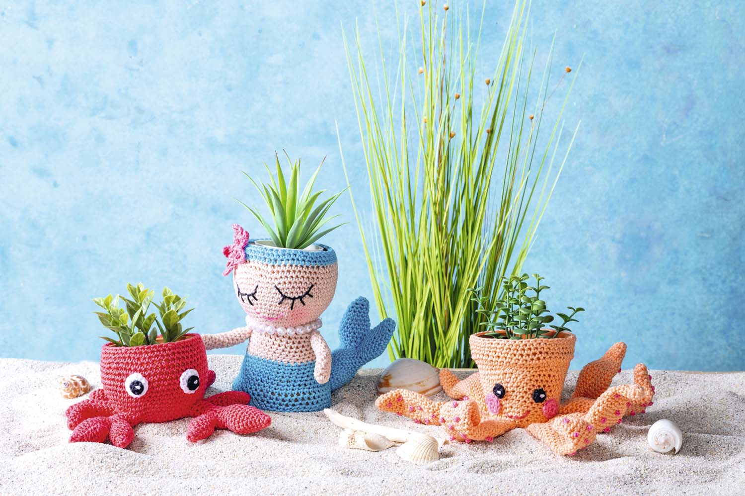 Bunte, gehäkelte Pflanzgefäße: Krabbe in Rot, Meerjungfrau in Blau, Oktopus in Orange. DIY, unikale Handarbeit.