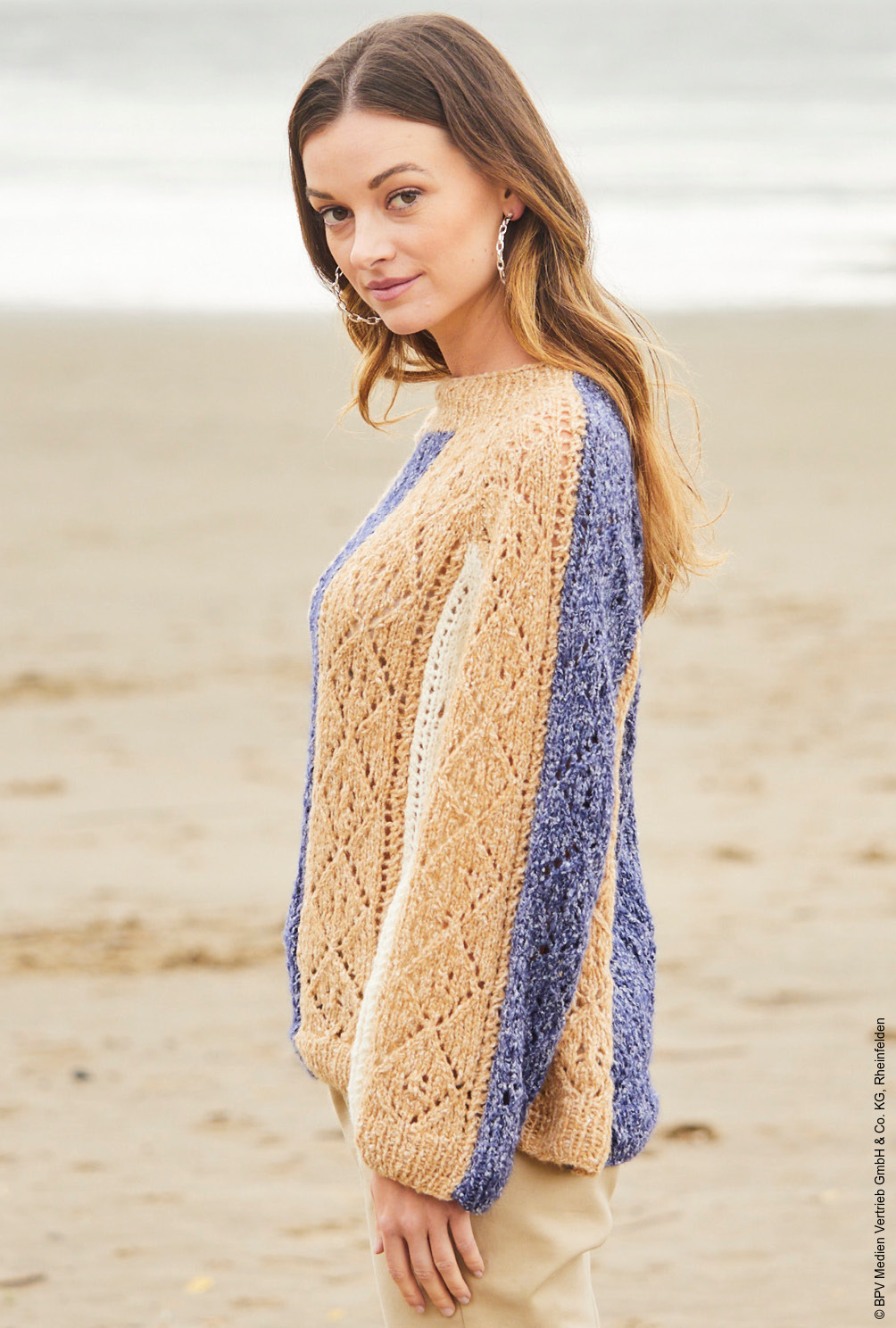 Modellansicht Bild 3: Raglanpullover mit breiten Längsstreifen