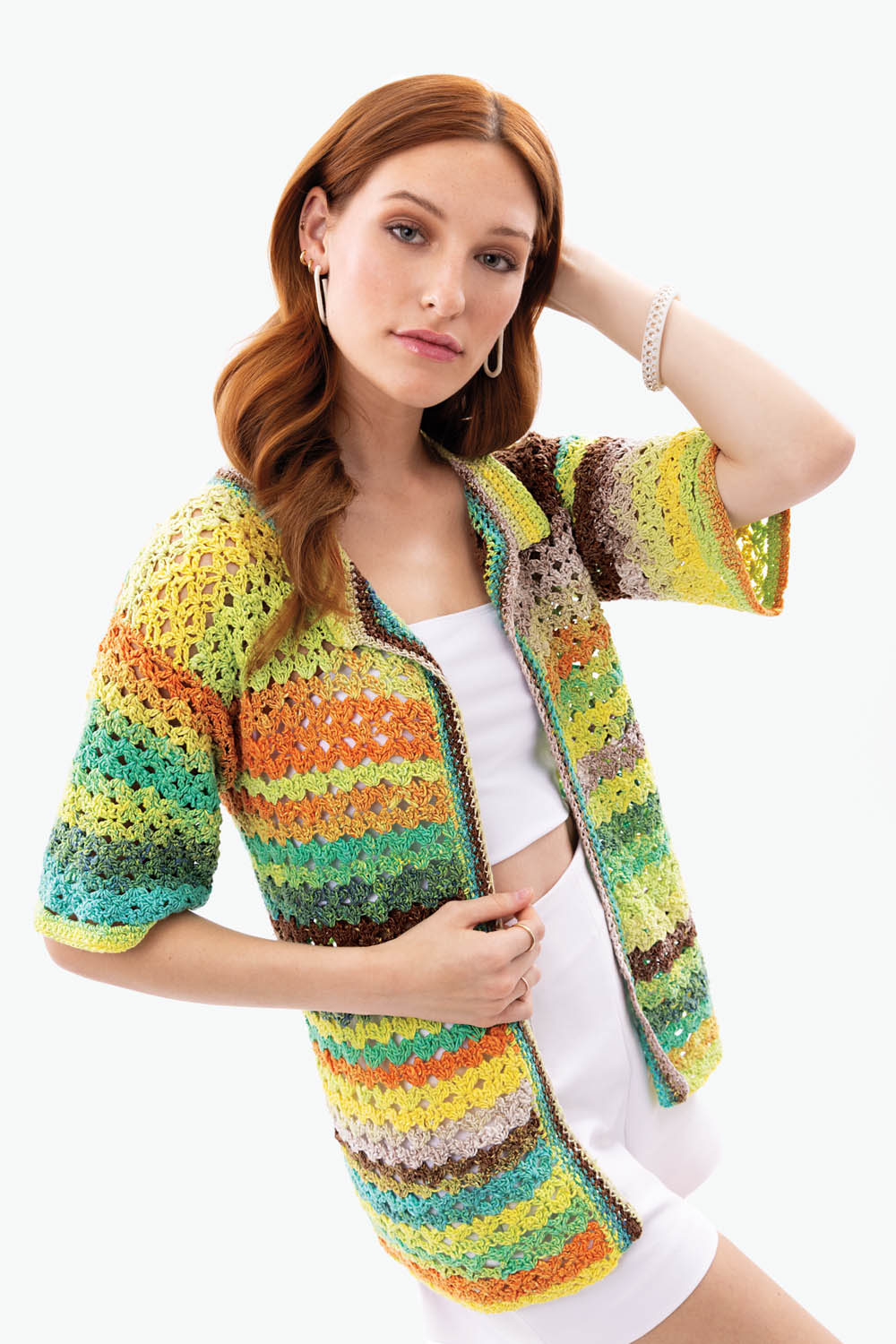 Modische, handgemachte Häkeljacke mit lebendigen Streifen in Grün, Gelb, Orange. Kurze Ärmel, offener Schnitt.