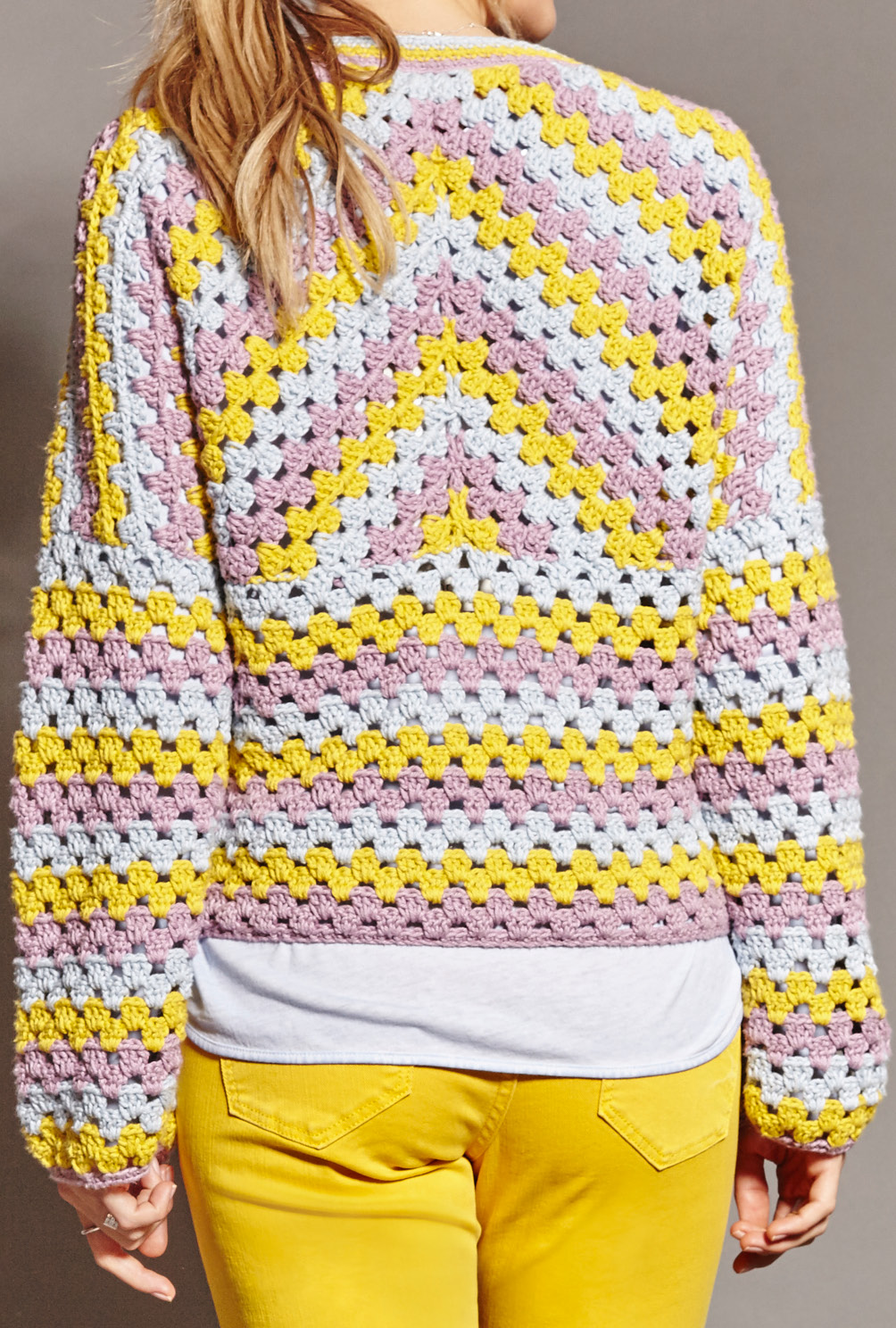 Modellansicht Bild 4: Dreifarbiger Cardigan im Retro-Look