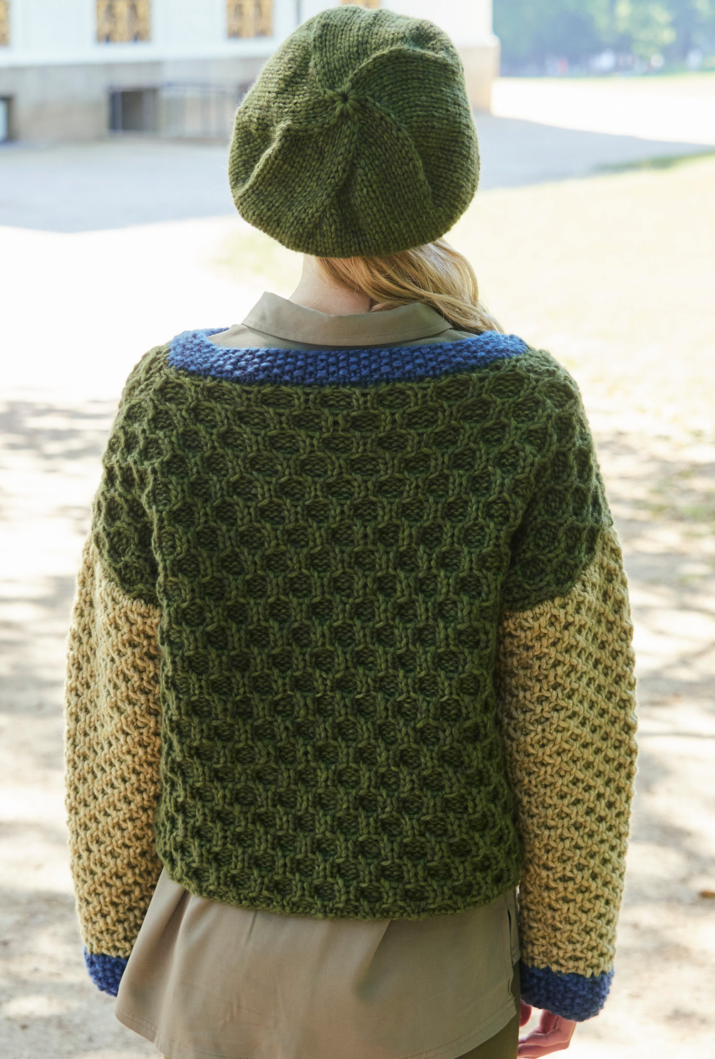 Modellansicht Bild 7: Pulli in Moos- und Lindgrün und Baskenmütze in Moosgrün