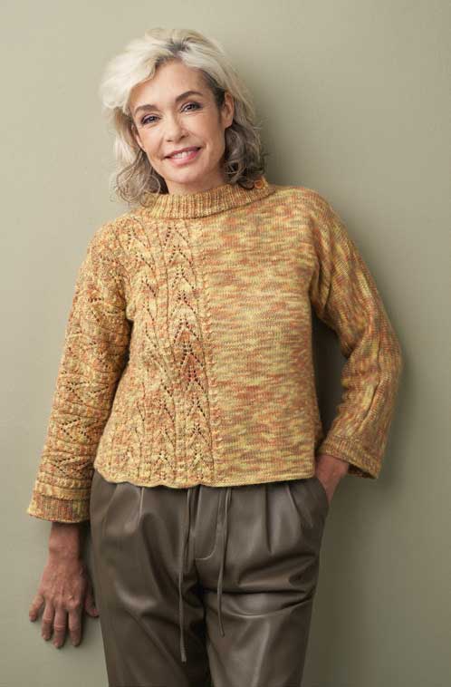 Selbstgemachter, gemusterter Strickpullover in Erdtönen, Strukturmuster; modisch kombiniert mit eleganter Hose.