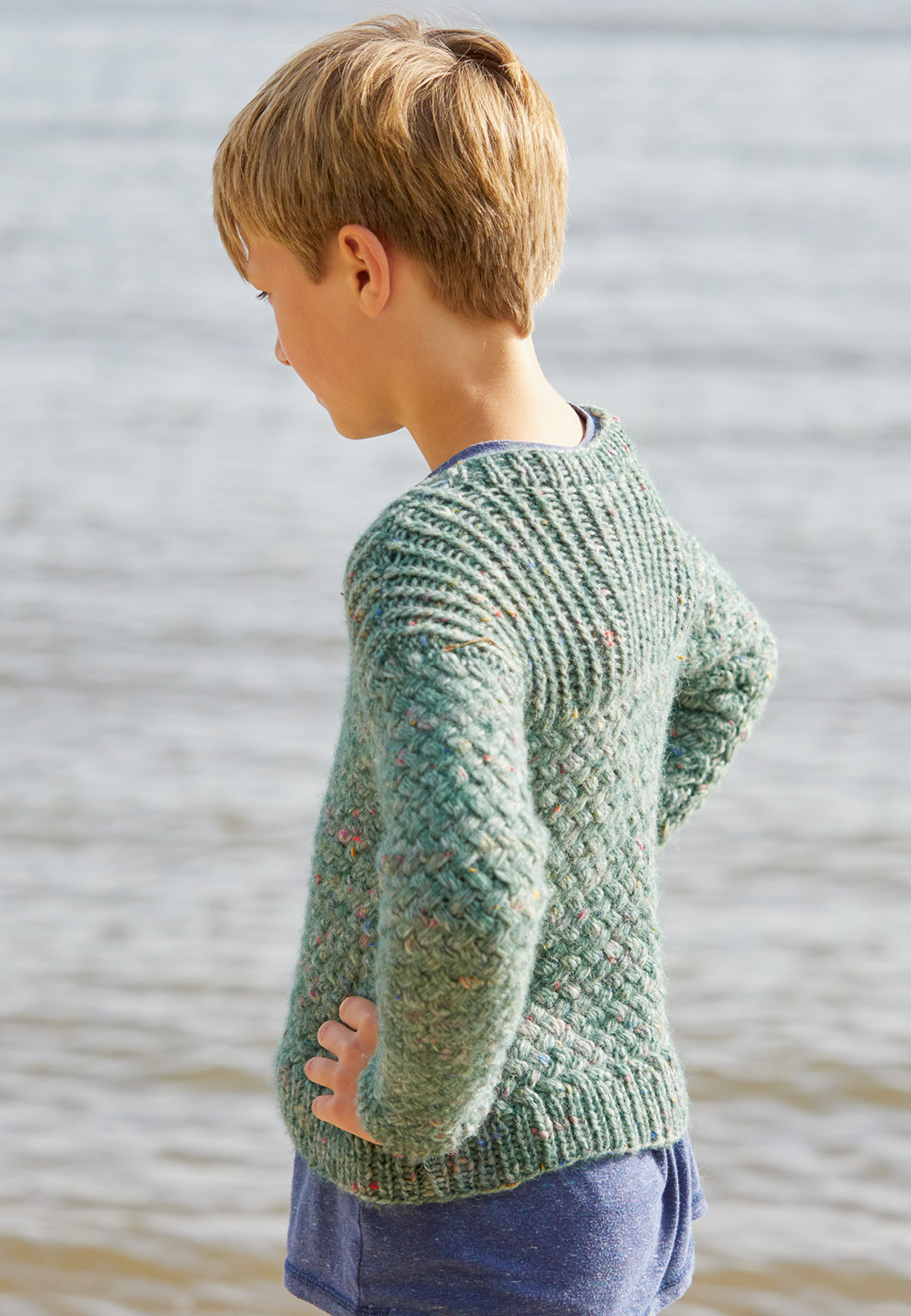 Modellansicht Bild 2: Tweedpulli mit Flechtmuster