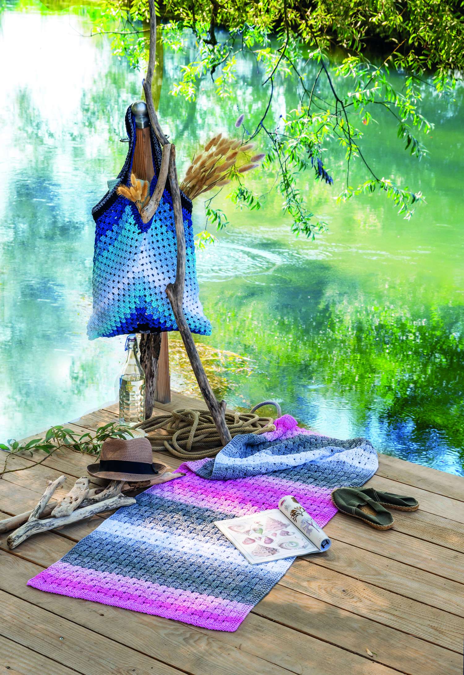Bunte, selbstgemachte Häkeldecke und Tasche im Ombre-Stil. Modisch mit blau-pinkem Farbverlauf.