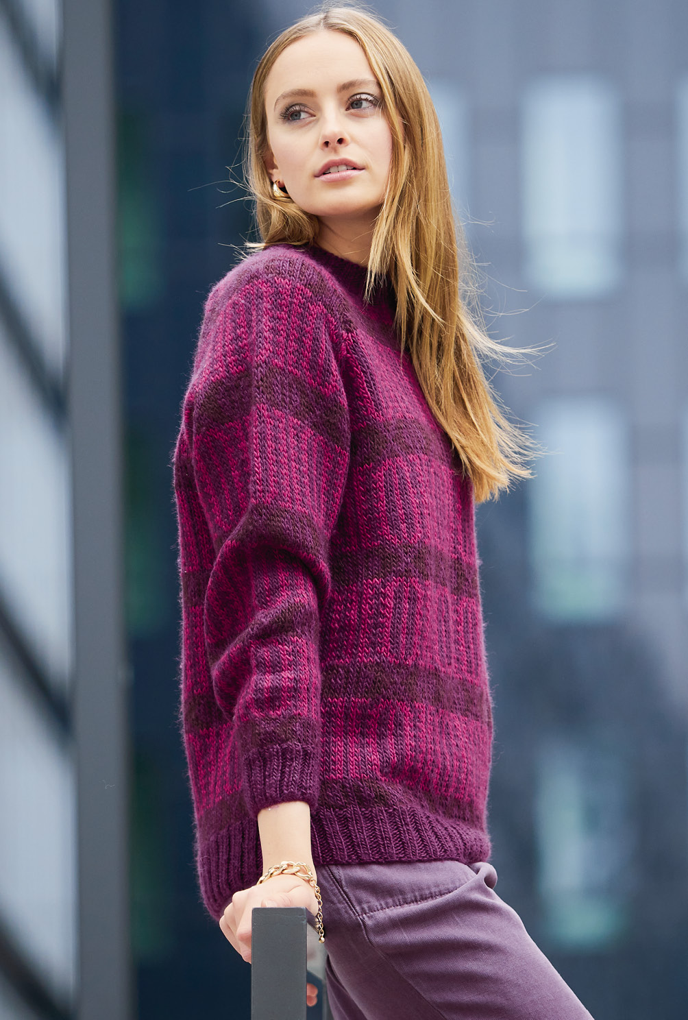 Modellansicht Bild 3: Dreifarbiger Raglanpulli im Jacquardmuster
