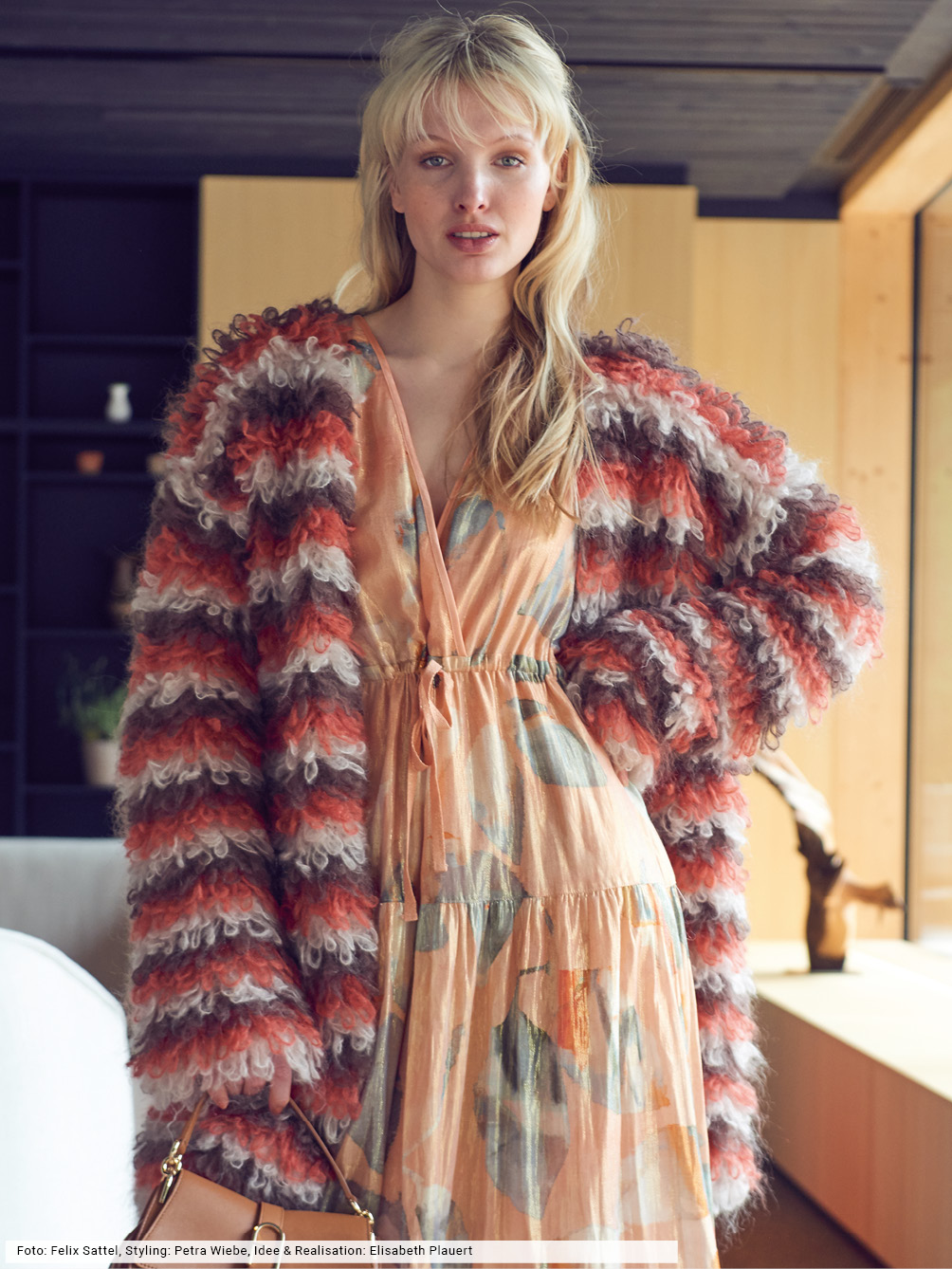 Modellansicht Bild 1: Jacke im Schlingenmuster