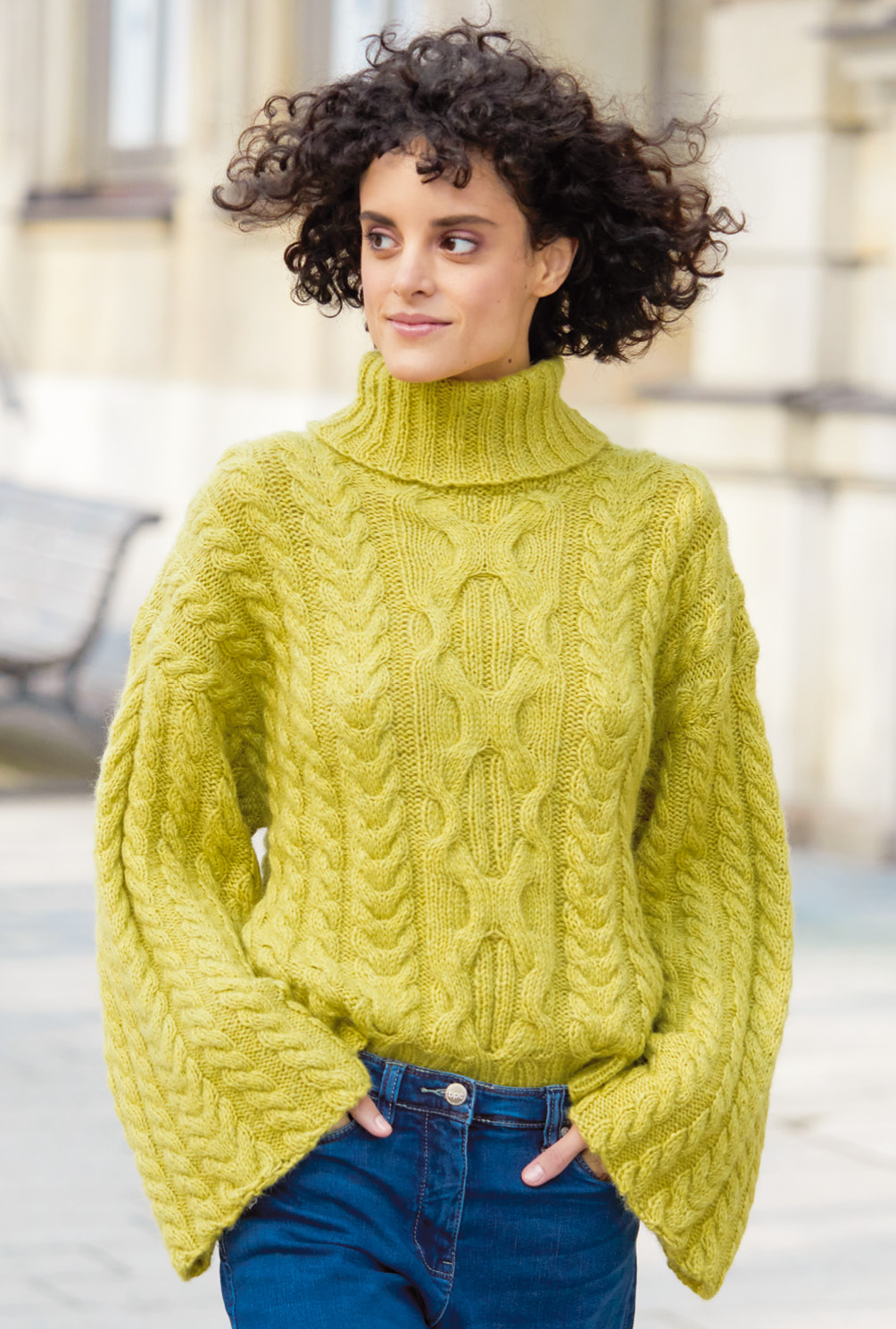Modellansicht Bild 3: Pullover mit weiten Ärmeln und Zopfmuster