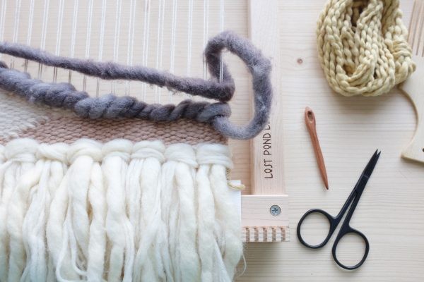 Naturfarben, dicke Garne, handgewebt, texturiert, DIY, kreative Handarbeit.