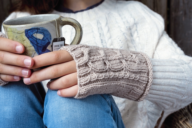 Fingerlose Handschuhe in Zopfmuster, cremefarbenes Kabel-Strick, modisch, handgemacht, gemütlich.
