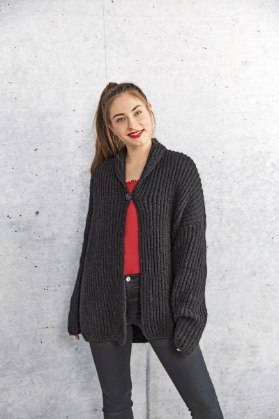 Grober, dunkler Strick-Cardigan; lässiger Schnitt; Statement-Piece; modisch, gemütlich.