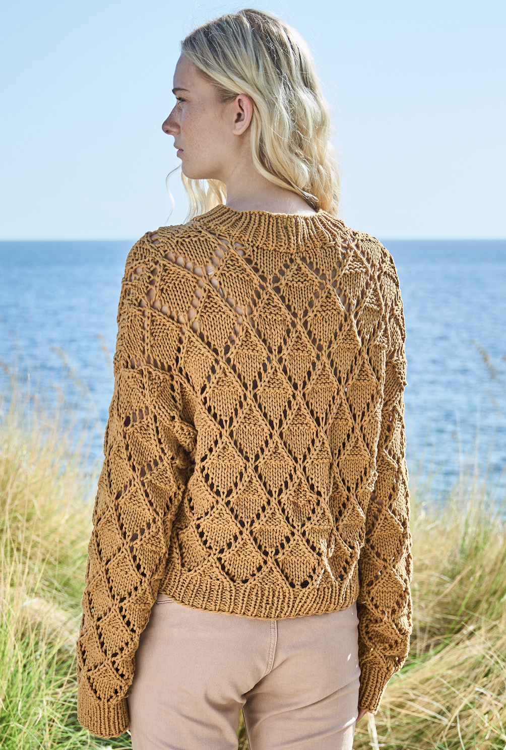 Modellansicht Bild 6: Pulli im Ajour-Rautenmuster