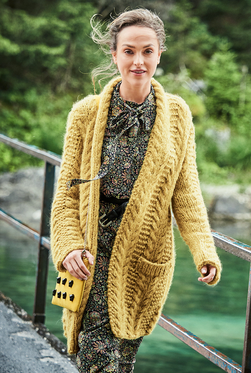 Modellansicht Bild 2: Langer Cardigan im Zopfmuster in Honiggelb
